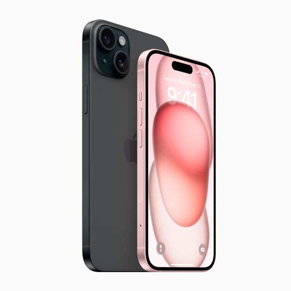 Ein iPhone 15 und ein iPhone 15 Plus in Ros&eacute; und Schwarz.