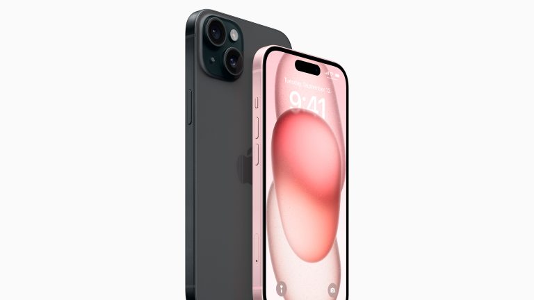 Ein iPhone 15 und ein iPhone 15 Plus in Rosé und Schwarz.