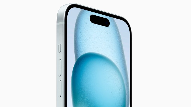 Ein iPhone 15 in Blau mit gutem Blick auf die Dynamic Island oben.