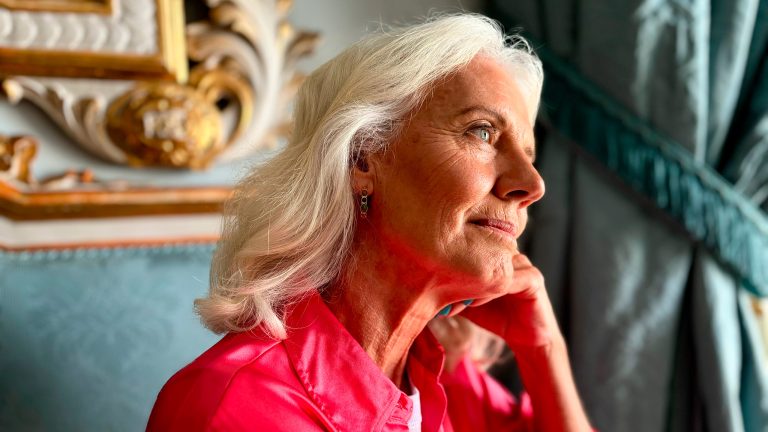 Eine Person sitzt in einem antik wirkenden Raum. Das Bild ist mit einem iPhone 15 geschossen.