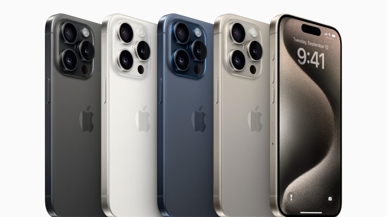 Produktfoto des iPhone 15 Pro in den vier verfügbaren Farben: Natur, Weiß, Blau und Schwarz.