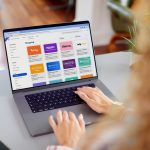 Eine Person sitzt vor einem Schreibtisch am Laptop und sieht sich Erweiterungen der Kategorie Shopping f&uuml;r den Google Chrome Browser an.