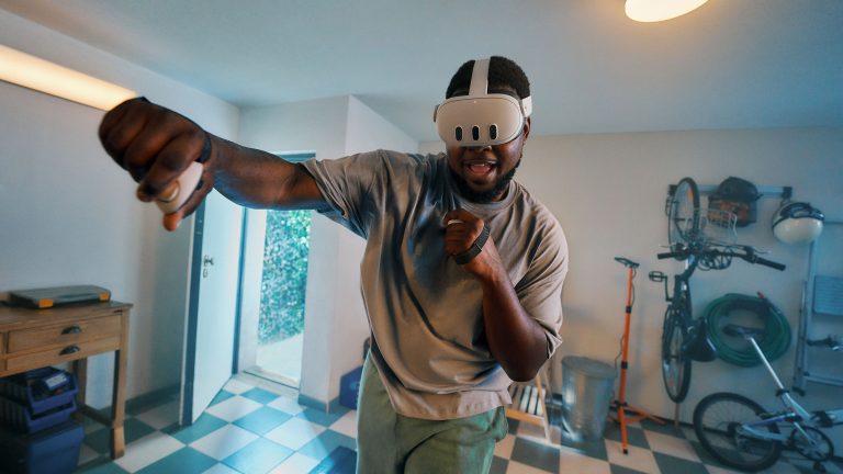 Eine Person steht in einer Art Keller und boxt, während sie eine Meta Quest 3 trägt. Eine Person steht in einer Art Keller und boxt, während sie eine Meta Quest 3 trägt.