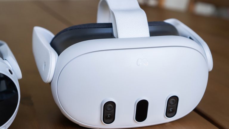 Eine Meta Quest 3 liegt auf einem Tisch. Angeschnitten daneben ist eine Pico 4 zu sehen.