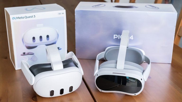 Eine Meta Quest 3 und eine Pico 4 liegen vor ihren Verpackungen auf einem Tisch.
