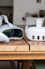 Eine Pico 4 und eine Meta Quest 3 liegen nebeneinander auf einem Tisch.