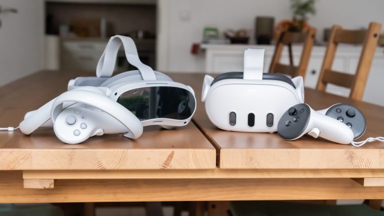 Eine Pico 4 und eine Meta Quest 3 liegen nebeneinander auf einem Tisch.