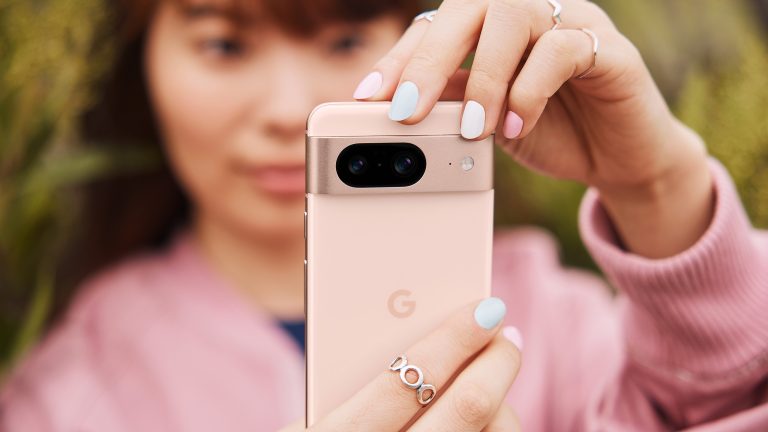 Eine Person hält ein Google Pixel 8 in Pink in der Hand und macht ein Foto.