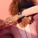 Eine Person in sportlichem Outfit streckt sich und tr&auml;gt eine Pixel Watch 2 am Handgelenk.