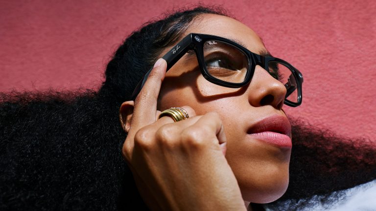 Eine Person bedient die Ray-Ban | Meta Smart Glasses über die Touchfläche am rechten Bügel. Eine Person bedient die Ray-Ban | Meta Smart Glasses über die Touchfläche am rechten Bügel.