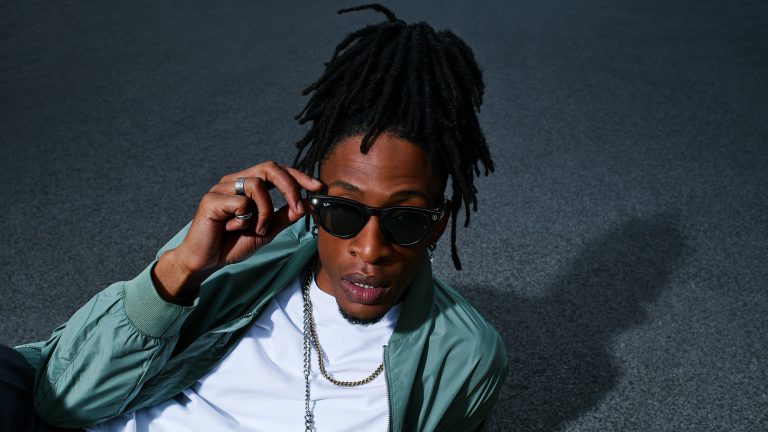 Eine Person trägt die Ray-Ban | Meta Smart Glasses und betätigt das Touchfeld am rechten Bügel. Eine Person trägt die Ray-Ban | Meta Smart Glasses und betätigt das Touchfeld am rechten Bügel.