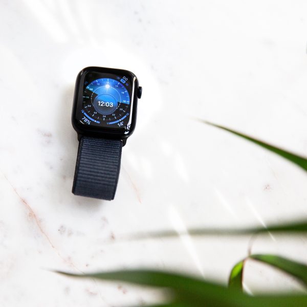 Eine Apple Watch Series 9 liegt auf einem Marmor-Untergrund.