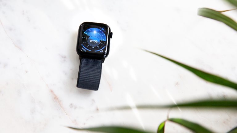 Eine Apple Watch Series 9 liegt auf einem Marmor-Untergrund.