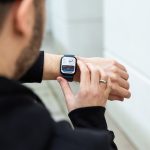 Eine Person bedient den neuen Smart Stapel auf einer Apple Watch 9.