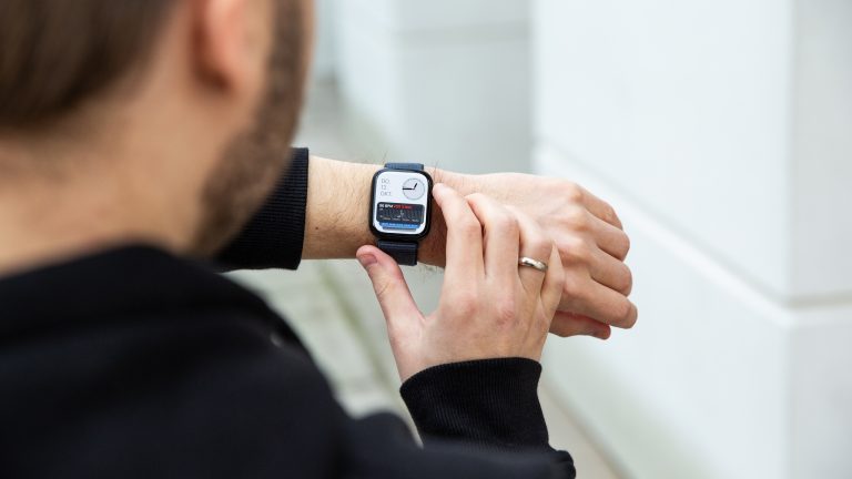 Eine Person bedient den neuen Smart Stapel auf einer Apple Watch 9.