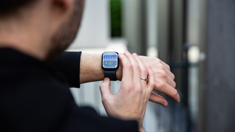 Eine Person scrollt durch den Smart Stapel auf einer Apple Watch 9.