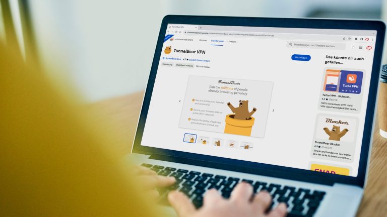 Person vor einem Laptop auf dem Schreibtisch. Der geöffnete Google Chrome Browser zeigt die Erweiterung „TunnelBear VPN“ im „Chrome Web Store“.