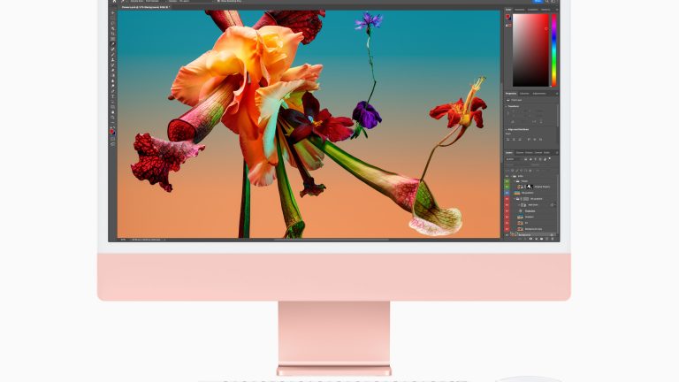 Ein iMac in Pink mit passender Tastatur und Maus.
