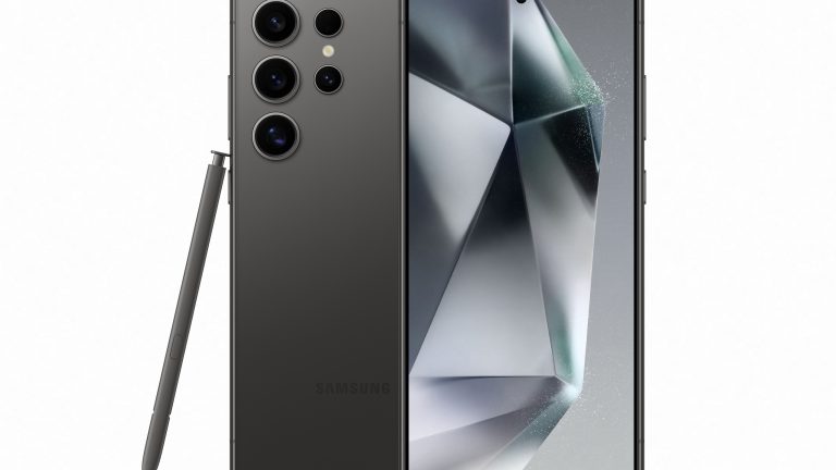 Ein Samsung Galaxy S24 Ultra in Titanium Black vor weißem Grund.
