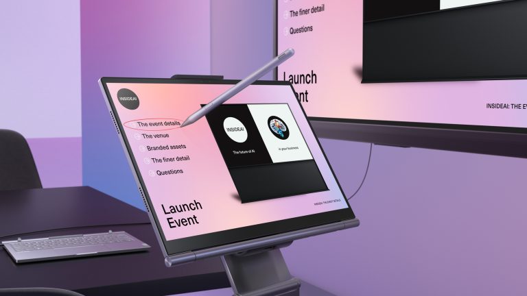 Der Tablet-Teil des ThinkBook Plus Gen 5 Hybrid wird in einem Büro für eine Präsentation genutzt.