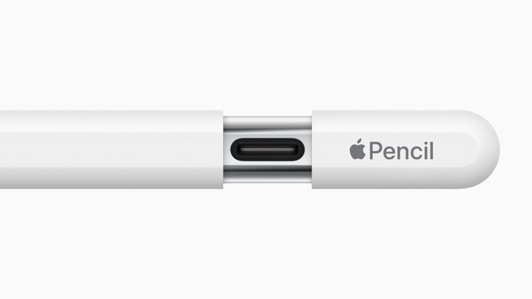 Ein Apple Pencil mit geöffnetem USB-C-Port auf weißem Grund.