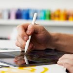 Eine Person zeichnet mit einem Apple Pencil auf einem iPad.