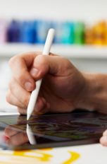 Eine Person zeichnet mit einem Apple Pencil auf einem iPad.