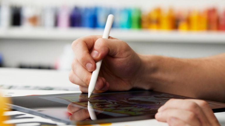 Eine Person zeichnet mit einem Apple Pencil auf einem iPad.