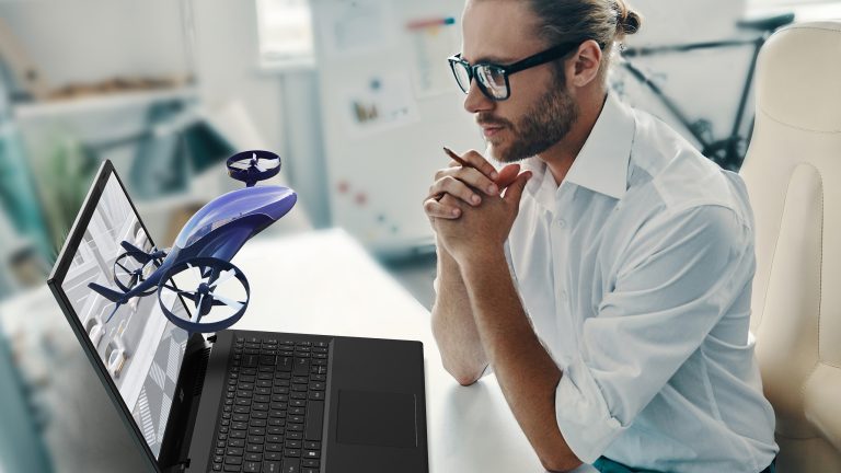 Eine Person sitzt vor einem Acer Aspire 3D. Ein Modell scheint dabei aus dem Bildschirm herauszukommen.