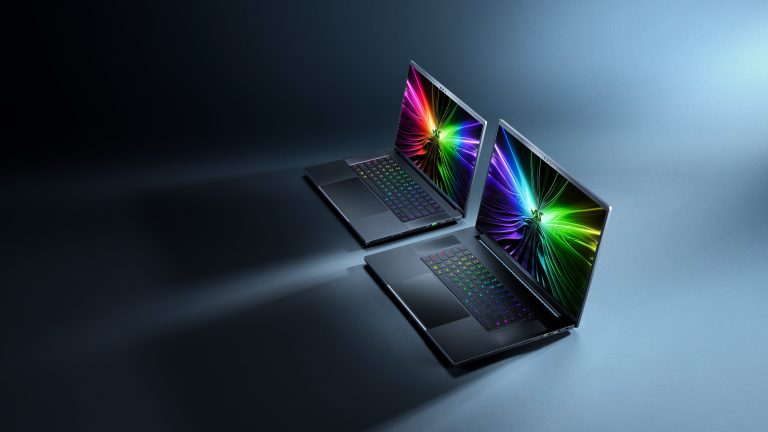 Ein Razer Blade 16 und ein Razer Blade 18 stehen nebeneinander.