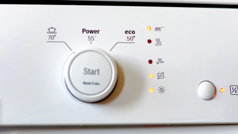 Das Einstellrad einer Spülmaschine ist auf 70° eingestellt. Nebendran leuchten mehrere LEDs, die den aktuellen Stand der Maschine zeigen.