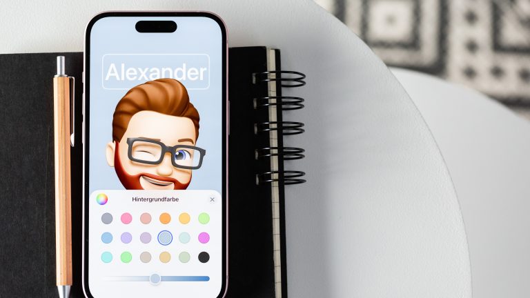 Die Hintergrund-Farbauswahl für Kontaktposter auf einem iPhone.