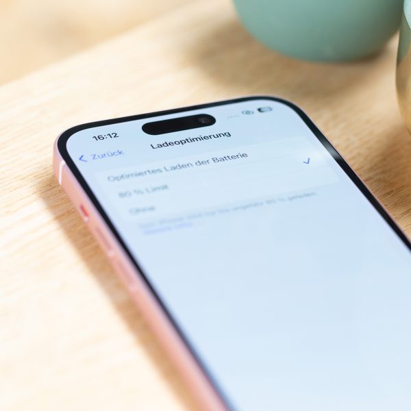 Der Bildschirm f&uuml;r optimiertes Laden auf einem iPhone.