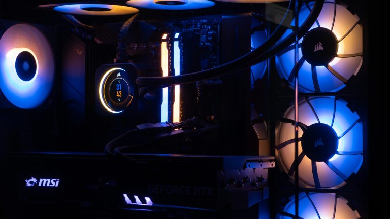 Bild von Gehäuselüftern, CPU-Kühler, Arbeitsspeicher und GPU mit zweifarbiger Beleuchtung.