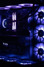 Blick in einen Gaming-PC, der mit reichlich RGB-Beleuchtung ausgestattet ist.