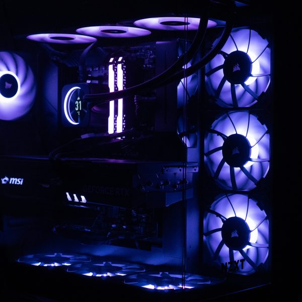 Blick in einen Gaming-PC, der mit reichlich RGB-Beleuchtung ausgestattet ist.