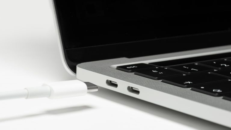 Ein MacBook, bei dem die seitlichen Thunderbolt-Anschlüsse zu sehen sind.