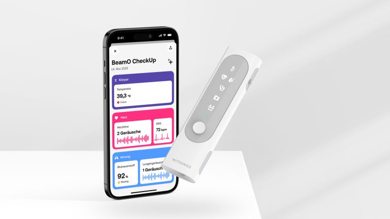 Produktbild von Withings BeamO, auf dem das Gerät neben einem Smartphone abgebildet ist. Auf dem Smartphone ist ein Screenshot der Withings-App zu sehen.