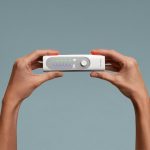 Produktbild von Withings BeamO, auf dem zwei H&auml;nde den Vitalmonitor hochhalten.