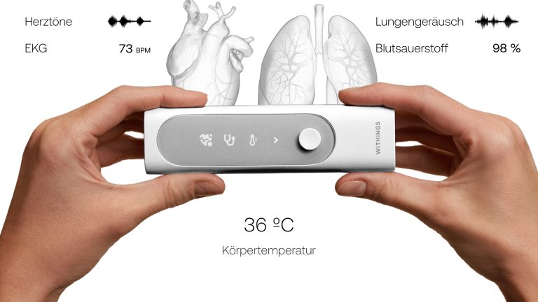 Produktbild von Withings BeamO, auf dem zwei Hände das Gerät hochhalten. Dahinter sind medizinische Abbildungen und Messwerte abgebildet.