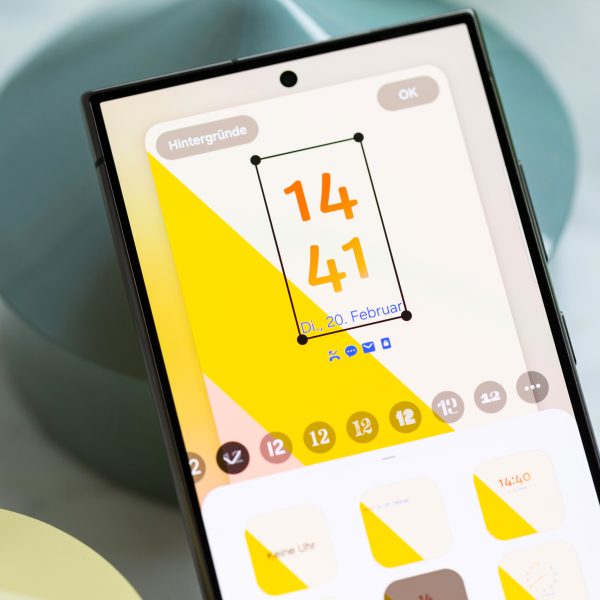 Blick auf ein Samsung Galaxy S24 Ultra, auf dem der Sperrbildschirm angepasst wird.
