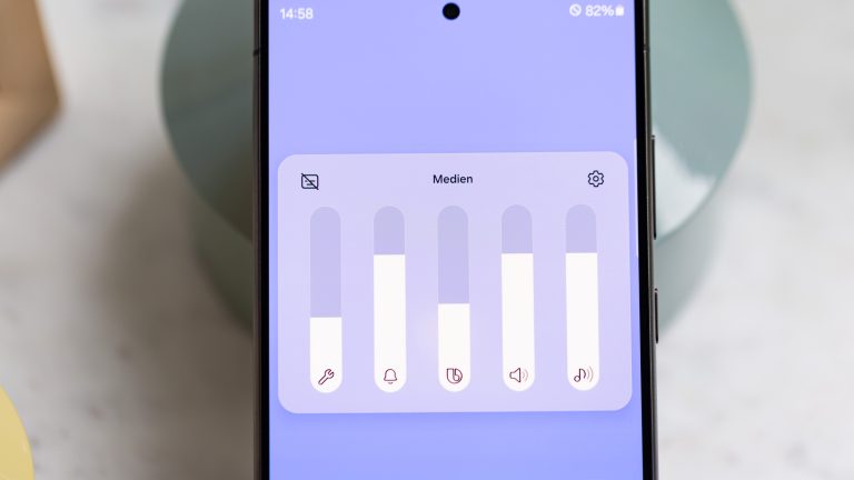 Blick auf die Lautstärke-Steuerung bei einem Samsung Galaxy S24 Ultra.