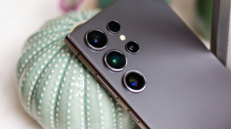 Detailansicht des Kamera-Systems von einem Samsung Galaxy S24 Ultra.