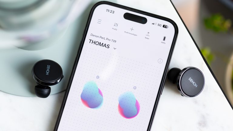 Blick auf ein iPhone, auf dem in der Denon-App das Soundprofil einer Person zu sehen ist.