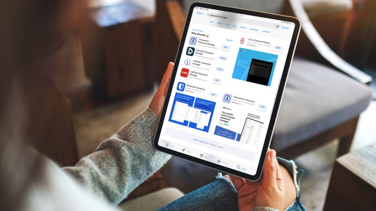 Eine Frau mit iPad, die im Apple App Store nach Passwort-Managern sucht.