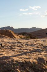 Ferngesteuerte Autos für Kinder: Darauf kommt es an Ein Kind steuert ein ferngesteuertes Auto über sandige Pisten.
