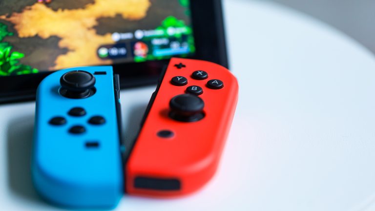 Nahaufnahme der Joy-Cons einer Nintendo Switch in Blau und Rot.