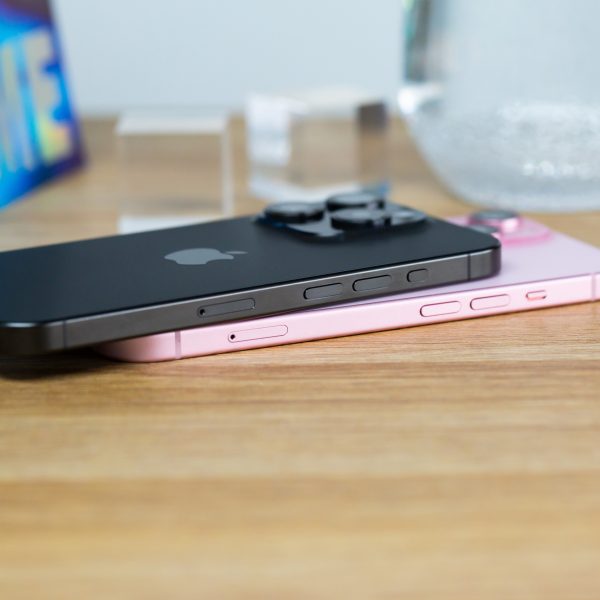 Ein iPhone 15 Pro liegt auf einem iPhone 15. Zu erkennen ist die neue Aktionstaste des Pro-Modells, die den Platz des Lautlos-Schalters eingenommen hat.