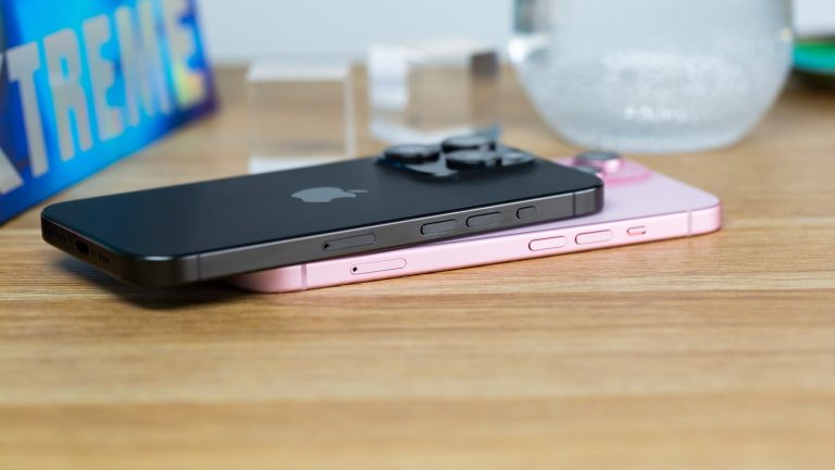 Ein iPhone 15 Pro liegt auf einem iPhone 15. Zu erkennen ist die neue Aktionstaste des Pro-Modells, die den Platz des Lautlos-Schalters eingenommen hat.