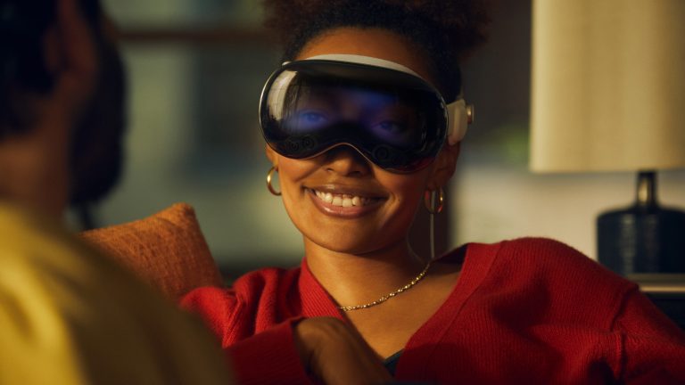 Eine Person trägt eine Apple Vision Pro auf dem Kopf, auf deren Außenbildschirm Augen zu sehen sind.